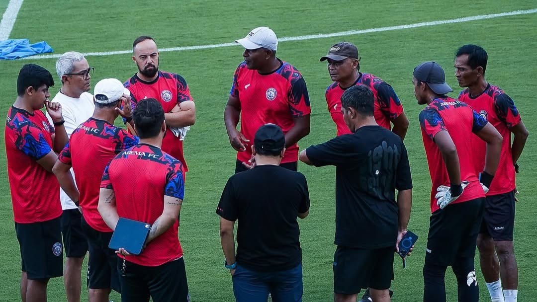 Ofisial Arema FC pada latihan jelang pekan 9 BRI liga 1 2025. (ig aremafc)